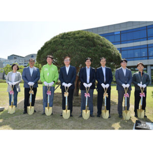 Vice Chairman & CEO of SK Innovation Kim Jun visited Institute of Environmental Science & Technology, encouraging the institute to lead the future energy R&D