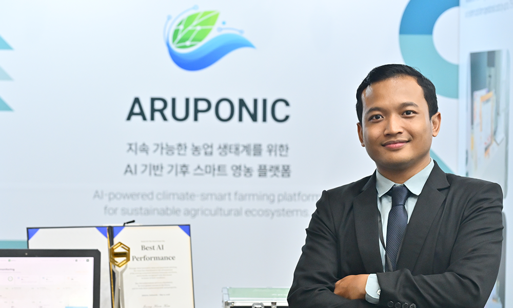 Dafit Ody Endriantono, Founder and CEO of ARUPONIC, presenting the AI-powered climate-smart farming platform at the SOLVE Conference 2026.