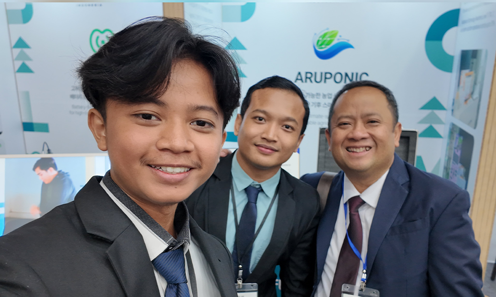  The ARUPONIC team (left) and Husodo Kuncoro Yakti, Director of ITPC Busan (right), at SOLVE Conference 2026.