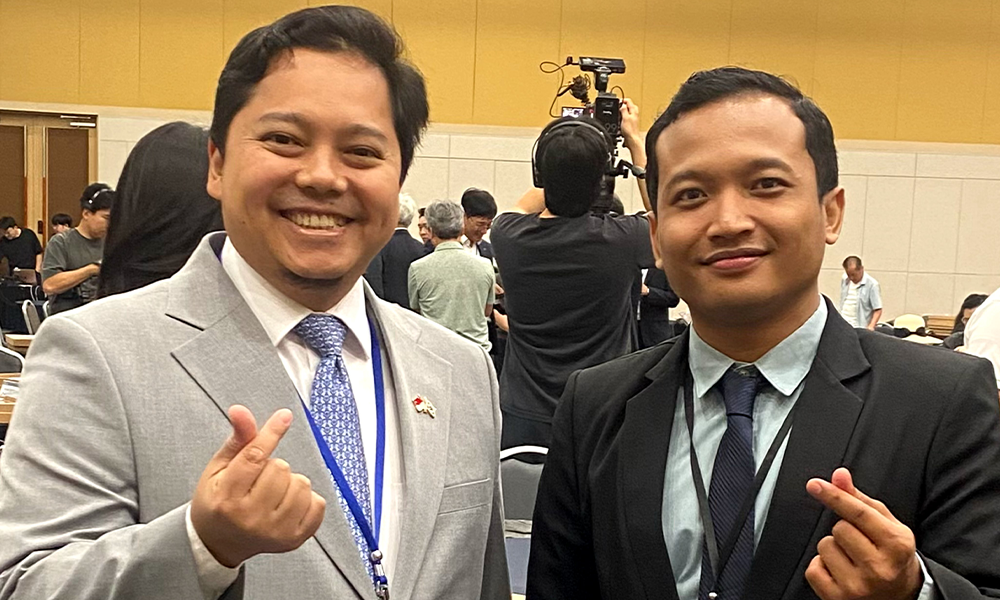 Dafit Ody Endriantono (right) and Ali Andika Wardhana, Deputy Chief of Mission of the Indonesian Embassy (left) in Seoul, pose for a photo at SOLVE Conference 2026.