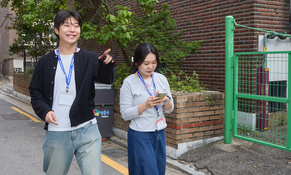 ▲ On the afternoon of September 18, Nanum Mate participants gather accessibility information in the Seoul Forest area.