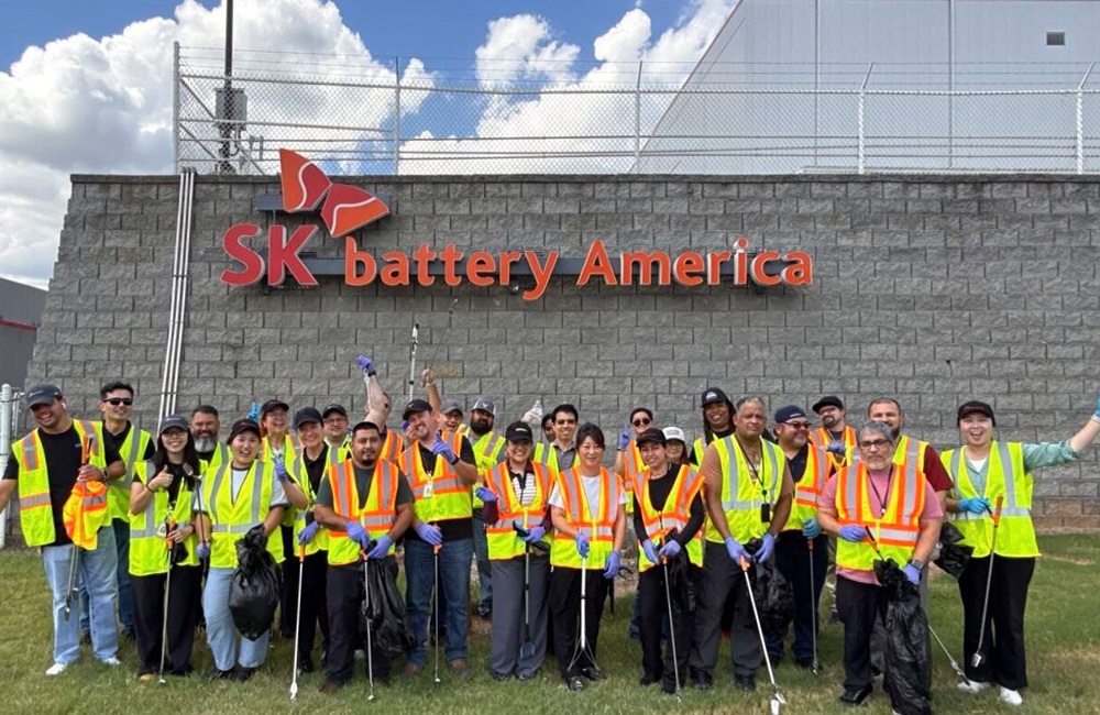 ▲ SK Battery America (SKBA) employees take part in a clean-up activity along SK Boulevard near their workplace in Commerce, Jackson County, Georgia, United States.