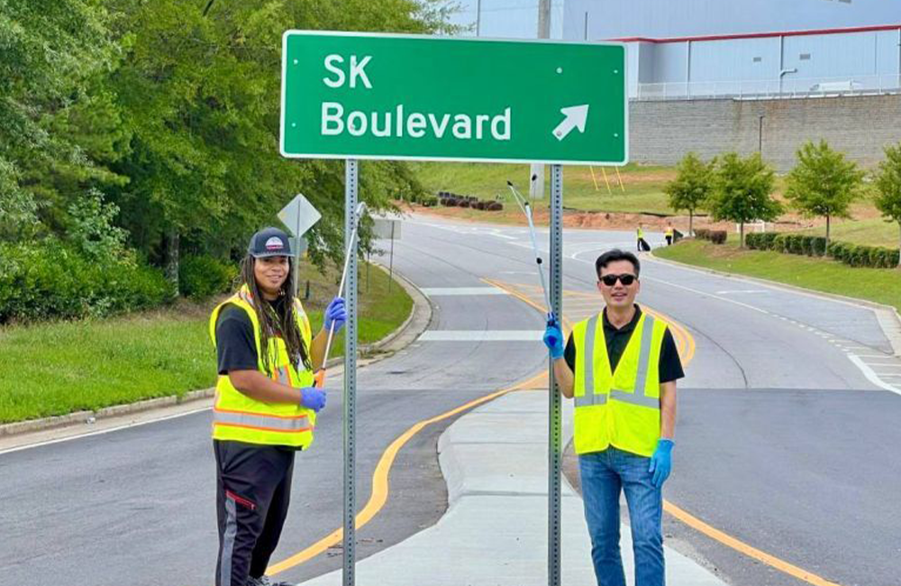 ▲ SK Battery America (SKBA) employees take part in a clean-up activity along SK Boulevard near their workplace in Commerce, Jackson County, Georgia, United States.