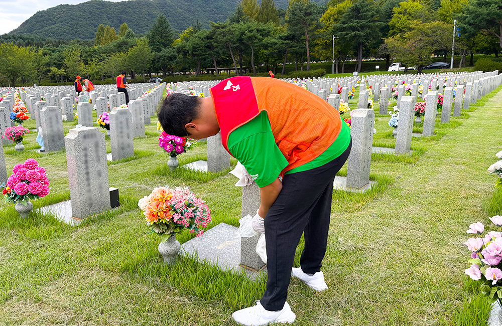 ▲ SK Innovation affiliate employees take part in the Guardians of Cemetery program during H2 2026 V-Week.