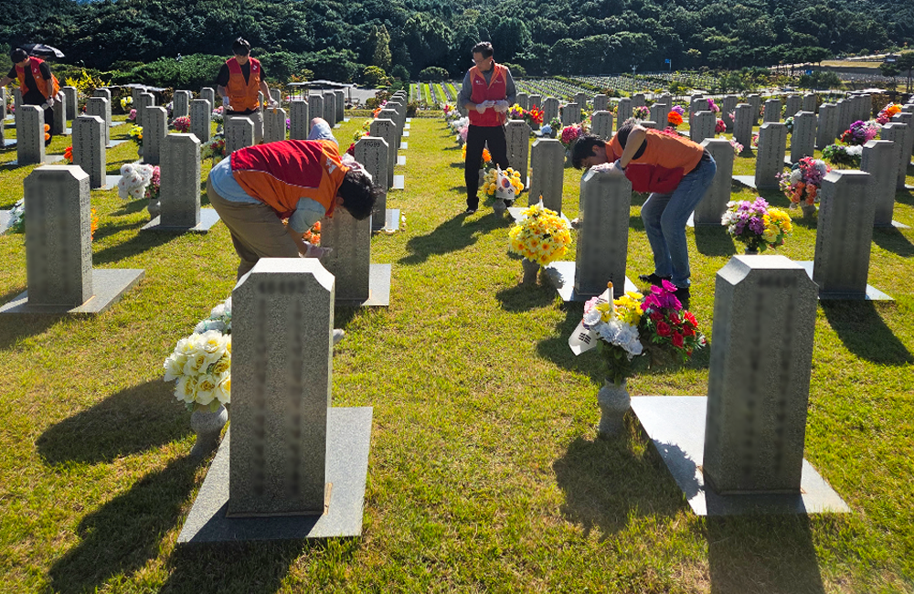 ▲ SK Innovation affiliate employees take part in the Guardians of Cemetery program during H2 2026 V-Week.