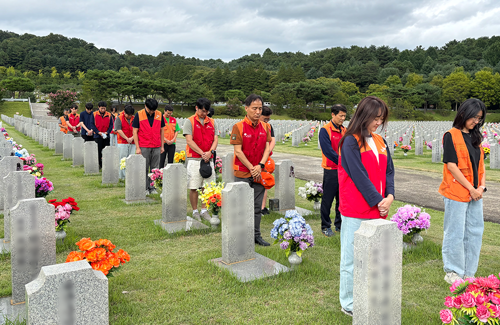 ▲ SK Innovation affiliate employees take part in the Guardians of Cemetery program during H2 2026 V-Week.