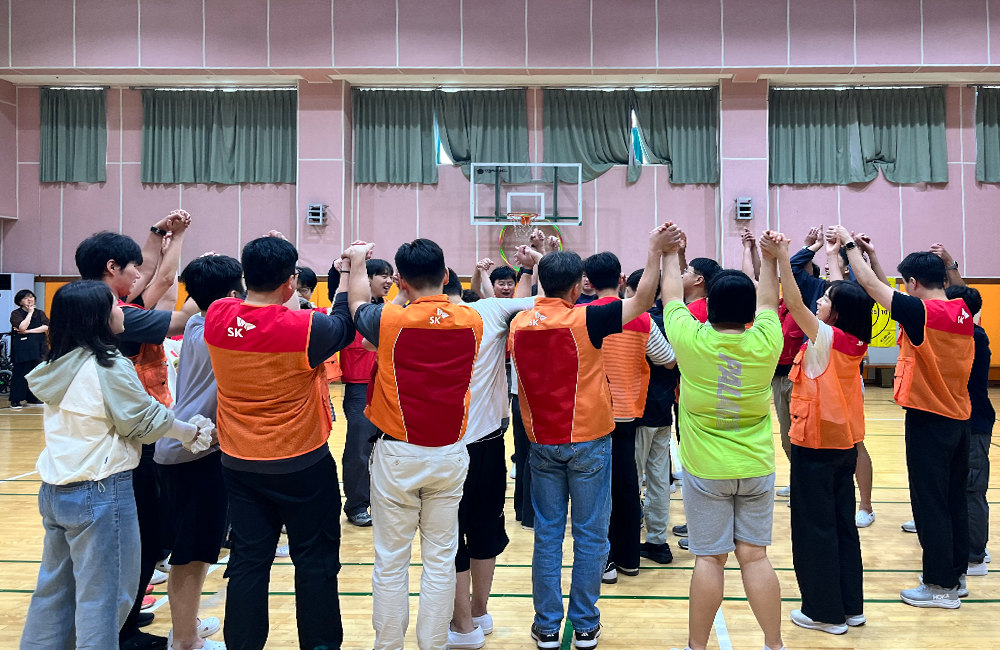 ▲ SK Innovation affiliate employees take part in the Happy Dream Handball Classes during H2 2026 V-Week.
