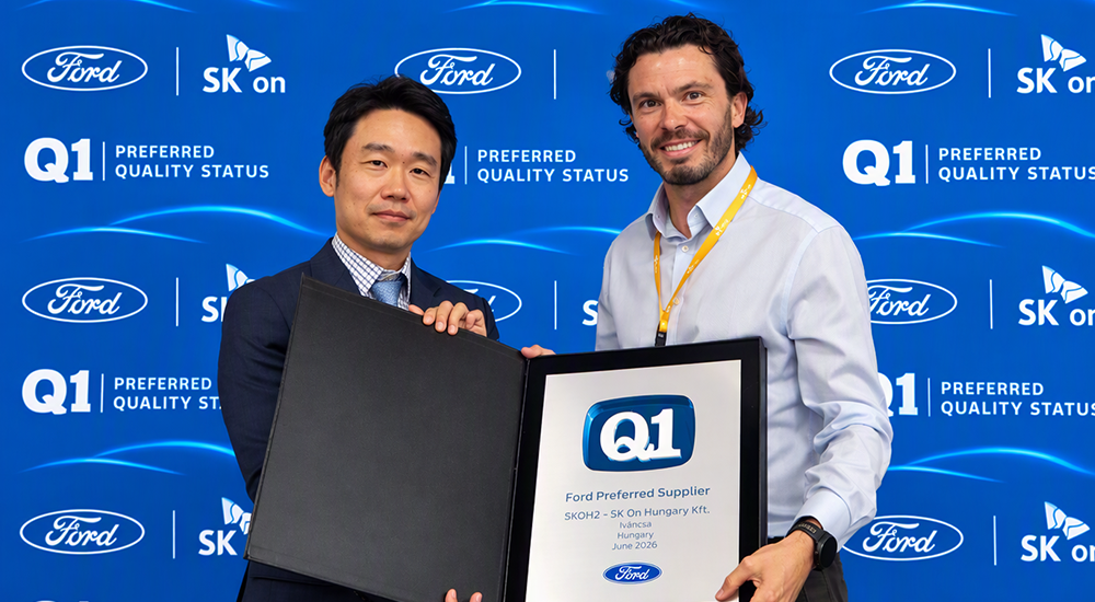 SK On Hungary CEO Seong-sik Kim and a Ford representative holding the Ford Q1 certification plaque at the Iváncsa plant