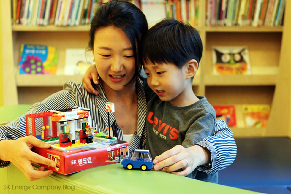 ▲엄마와 아이가 함께 SK엔크린 블록 장난감 놀이를 하고 있다