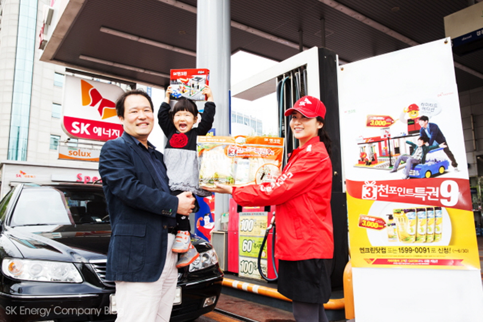 ▲SK엔크린 고객이 3천포인트 특권 사은품을 받고 있다