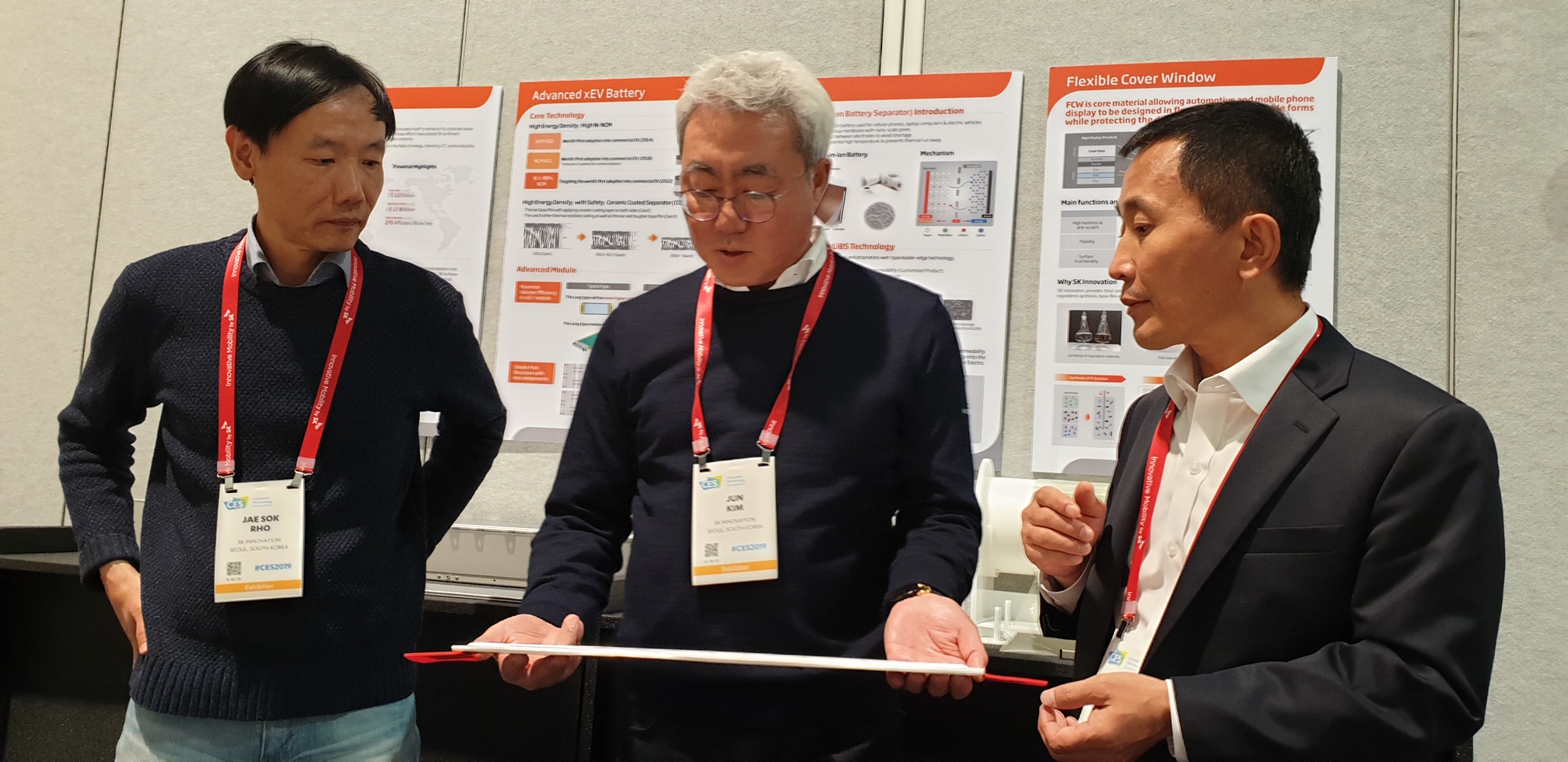 김준 SK이노베이션 총괄사장(가운데), 윤예선 배터리사업 대표(우), 노재석 소재사업 대표(좌)가 CES 현장에서 SK이노베이션이 생산한 전기차 배터리 셀을 살펴 보고 있다.