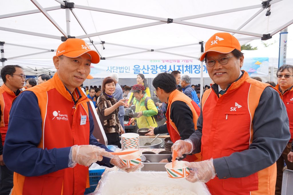 부사장님노조위원장님나란히배식하는모습