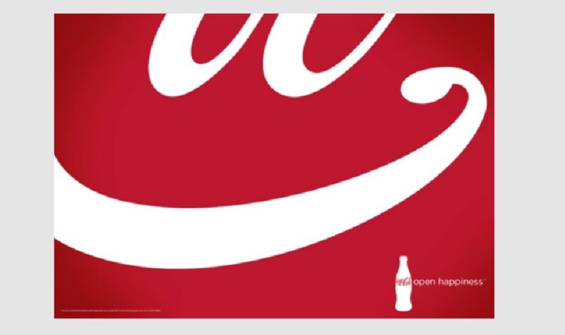 코카콜라는 2013년 코카콜라 로고 글씨에서 웃는 얼굴 부분만 확대하여 표현한 재치있는 야외 간판 디자인 광고로 골드 어워드에 선정된 바 있습니다.