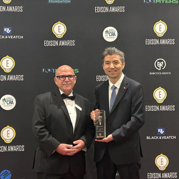 김상진 SK온 플랫폼연구담당이 미국 플로리다 ‘칼루사 사운드 컨벤션 센터’에서 열린 ‘2024 에디슨 어워즈(2024 Edison Awards)’ 시상식에서 롭 메인스(Rob Manes) 에디슨 유니버스 사업개발 부사장으로부터 ‘스마트 트랜스포테이션(Smart Transportation)’ 부문 동상을 타고 있다.