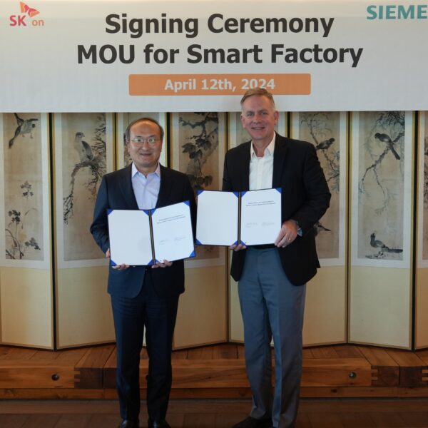 SK온과 지멘스 디지털 인더스트리 소프트웨어가 협력해 스마트 공장 시스템 구축에 나선다. 배터리셀 제조 과정을 혁신하고 비용을 절감해 제조 경쟁력을 강화할 것으로 기대된다. 양사는 개발 협력을 위한 양해각서(MOU)를 체결했다.