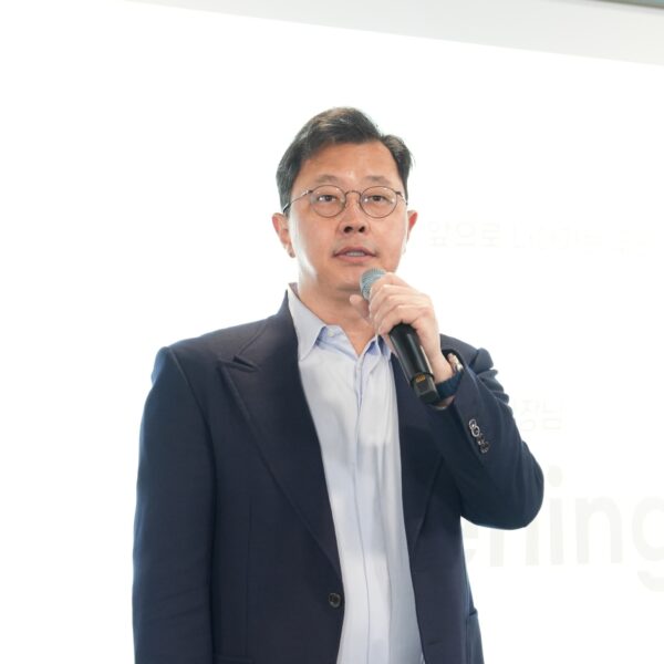 최재원 SK온 수석부회장이 24일 오후 서울 종로구 관훈동 SK온 관훈사옥에서 개최된 ‘정해진 미래, 앞으로 나아가는 우리’ 타운홀 미팅을 진행하고 있다.