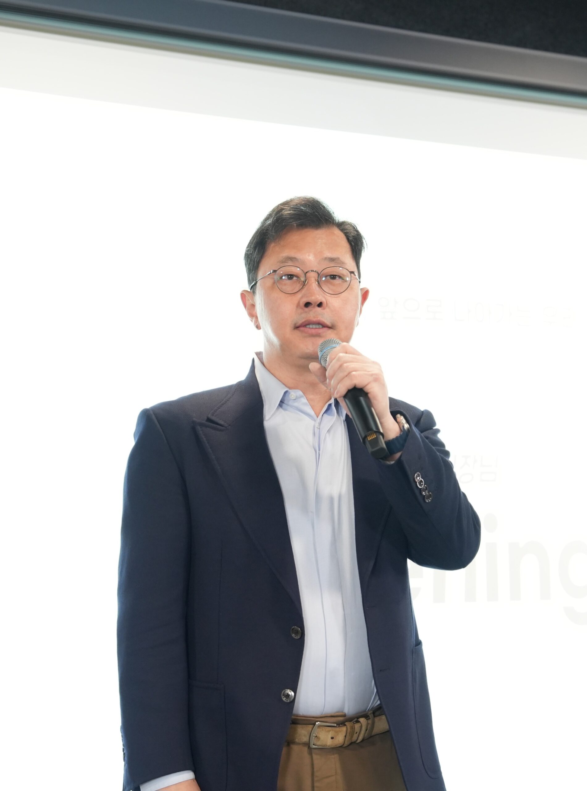 최재원 SK온 수석부회장이 24일 오후 서울 종로구 관훈동 SK온 관훈사옥에서 개최된 ‘정해진 미래, 앞으로 나아가는 우리’ 타운홀 미팅을 진행하고 있다.