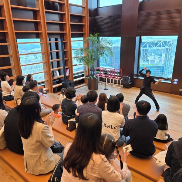 SK이노베이션 구성원과 가족들이 25일 SK서린빌딩에 열린 구성원 가족 초청행사 ‘오픈하우스’에 참여해 서커스를 관람하고 있다.