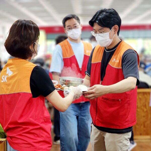 SK이노베이션 계열 구성원들이 서울 종로구의 한 급식소에서 취약계층 어르신의 식사를 위한 배식봉사를 하고 있다.