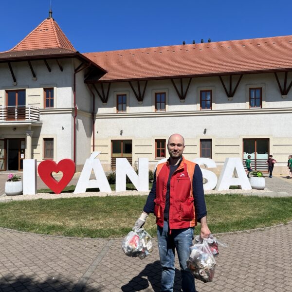SK온 헝가리 법인 구성원이 헝가리 이반차(Iváncsa) 공장 일대에서 환경정화에 참여하고 있다.