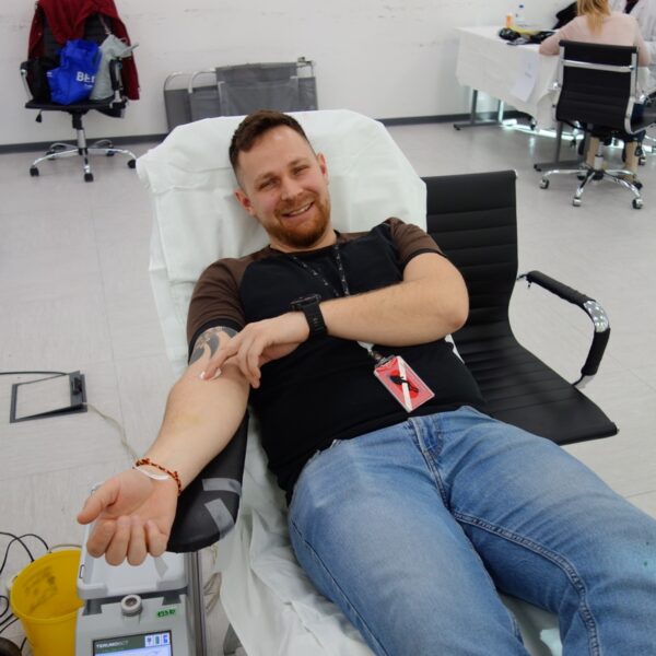 SK온 헝가리 법인 구성원이 헝가리 코마롬(Komárom)에서 헌혈에 참여하고 있다.