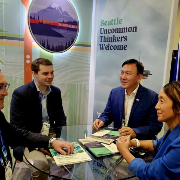 차완영 마린이노베이션 대표(왼쪽에서 세번째)가 ‘셀렉트USA 인베스트먼트 서밋 2024’에서 워싱턴 주정부 관계자들과 사업 현지화 관련 논의를 하고 있다.