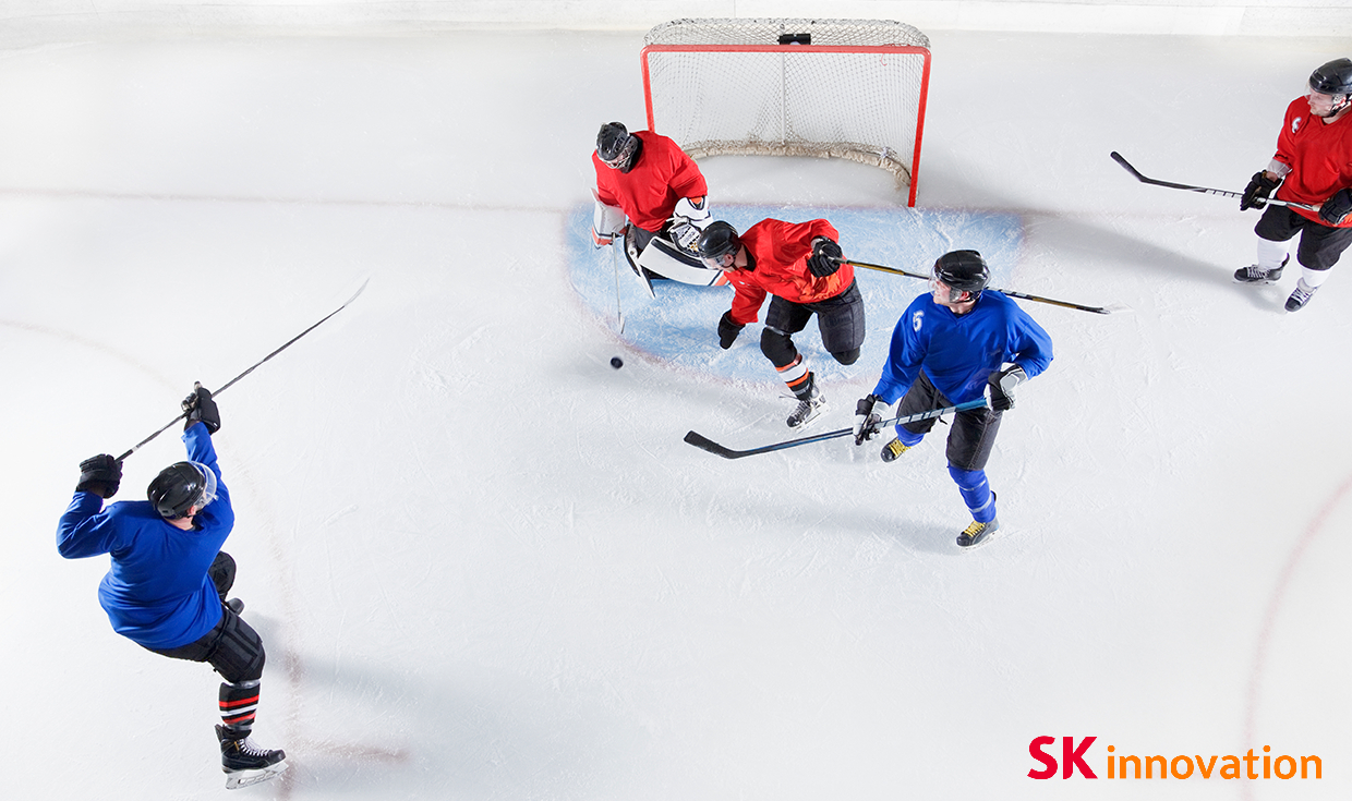 아이스하키를 하고 있는 사람들