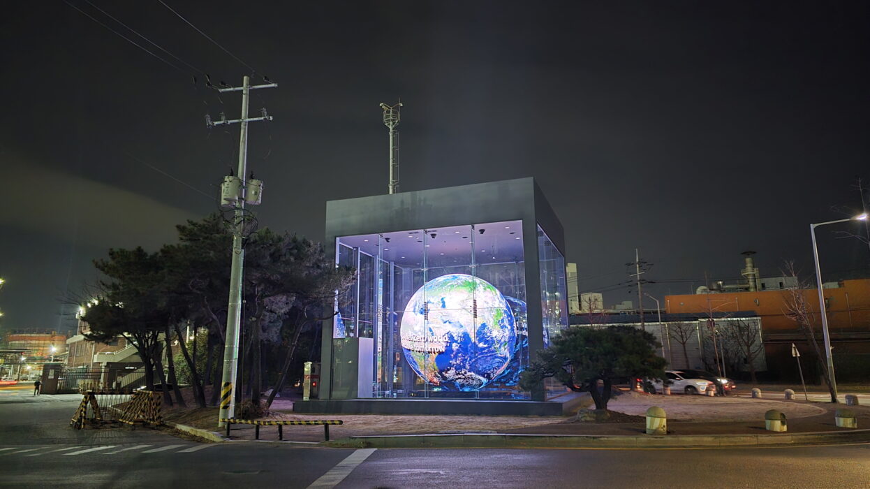 울산광역시 남구 석유화학단지 SK이노베이션 울산Complex 정문에 설치된 ‘매직스피어’