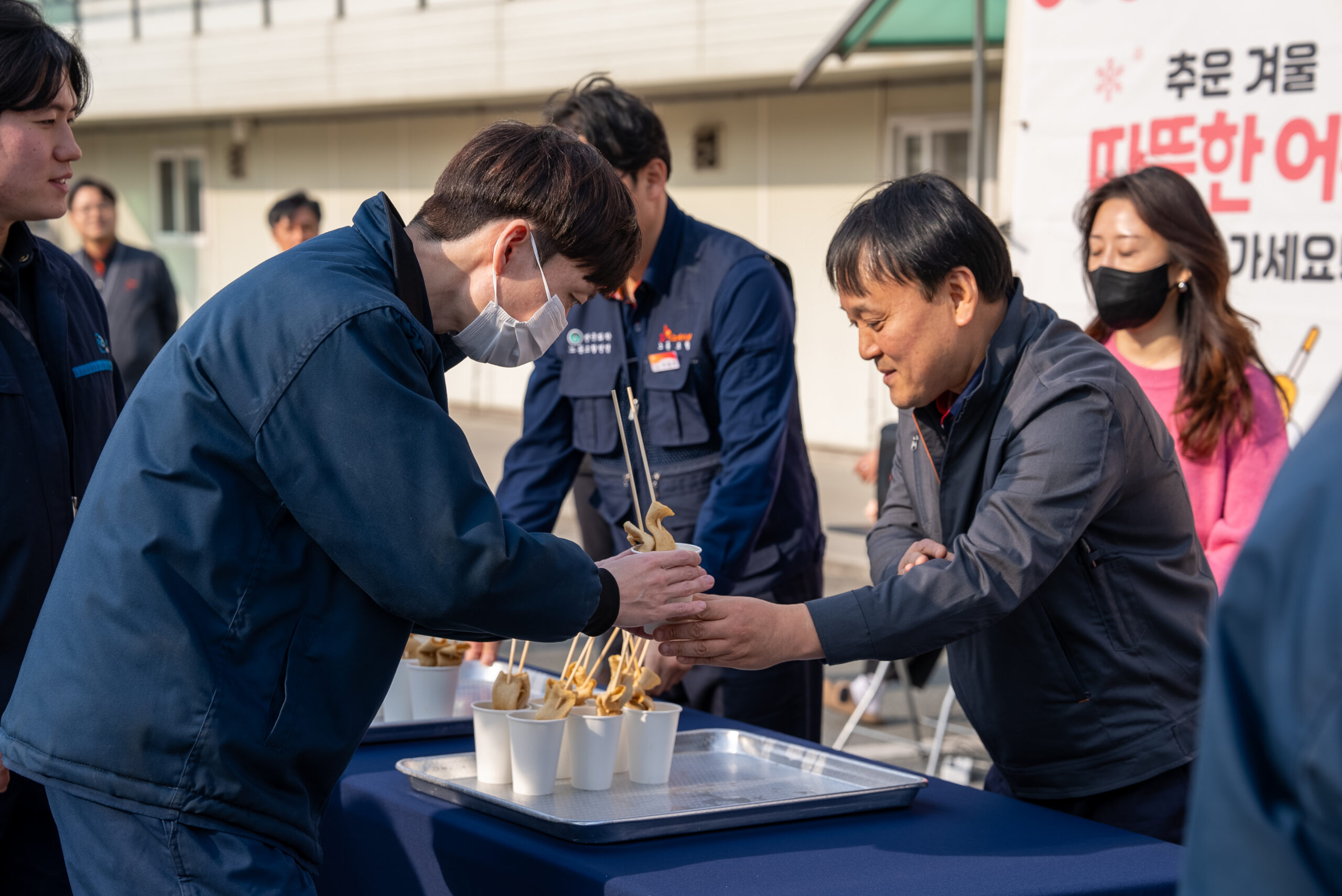 김종화 SK에너지 사장이 ‘2025 SK이노베이션 협력사 상생기금 전달식’ 현장에 마련된 어묵 푸드트럭에서 협력사 구성원들에게 어묵꼬치를 나눠주는 모습