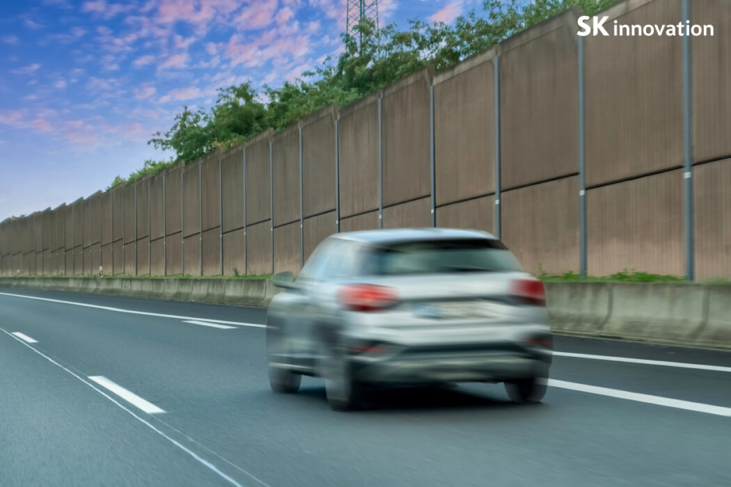 소음 저감을 위해 설치하는 방음벽은 에틸렌비닐아세테이트(EVA)를 삽입하거나 폴리카보네이트(PC)로 제작된 유리가 덧대어짐. 부식에 약하기 때문에 폴리비닐플루오라이드(PVF) 코팅 처리를 함