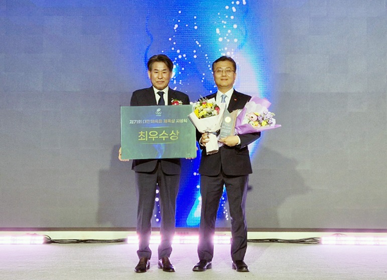 25일 서울 올림픽파크텔에서 열린 대한체육회 체육상 시상식 단상에서 박종혁 SK슈가글라이더즈 단장(오른쪽)과 강신성 대한체육회 부회장이 기념촬영을 하고 있다.