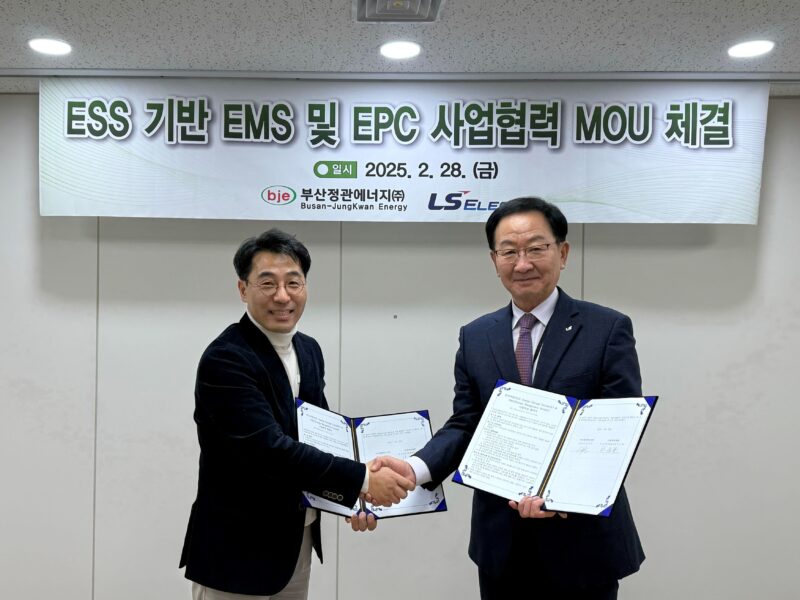 박재덕 부산정관에너지 대표이사(왼쪽)와 박우범 LS일렉트릭 K-신전력사업본부장이 28일 부산 기장군 부산정관에너지 본사에서 ‘국내외 분산자원 및 EMS 사업 추진 협약(MOU)’ 체결 후 기념촬영을 하고 있다.