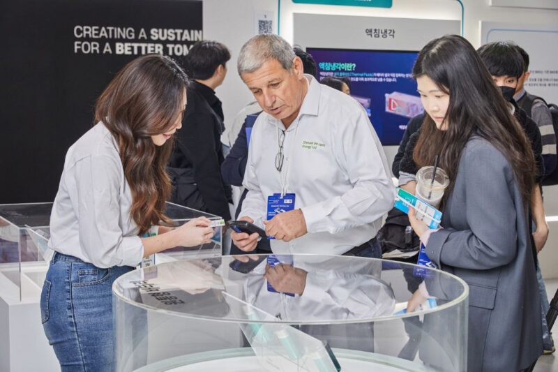 5일 오전 서울 강남구 코엑스에서 배터리 산업 전시회 ‘인터배터리 2025’가 열린 가운데, 참관객들이 SK온 부스에 전시된 원통형 배터리를 살펴 보고 있다.