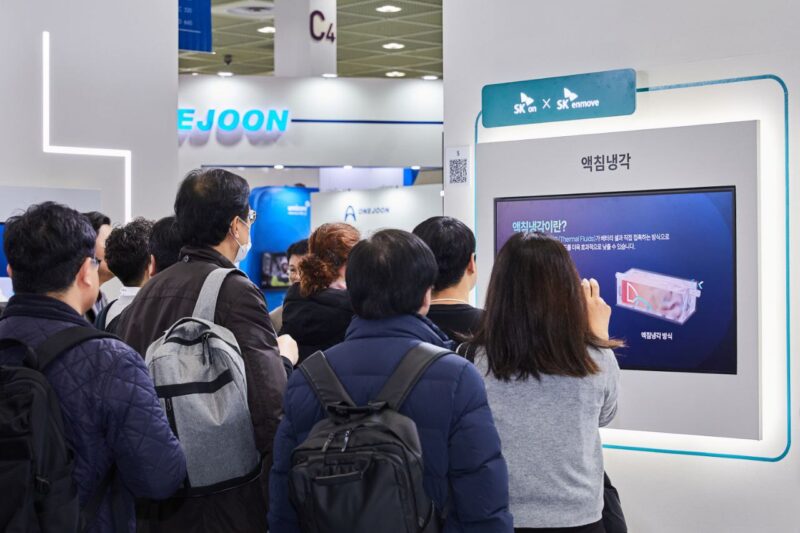 6일 오전 서울 강남구 코엑스에서 배터리 산업 전시회 ‘인터배터리 2025’가 열린 가운데, 참관객들이 SK온 부스에 전시된 액침냉각 기술을 살펴 보고 있다.