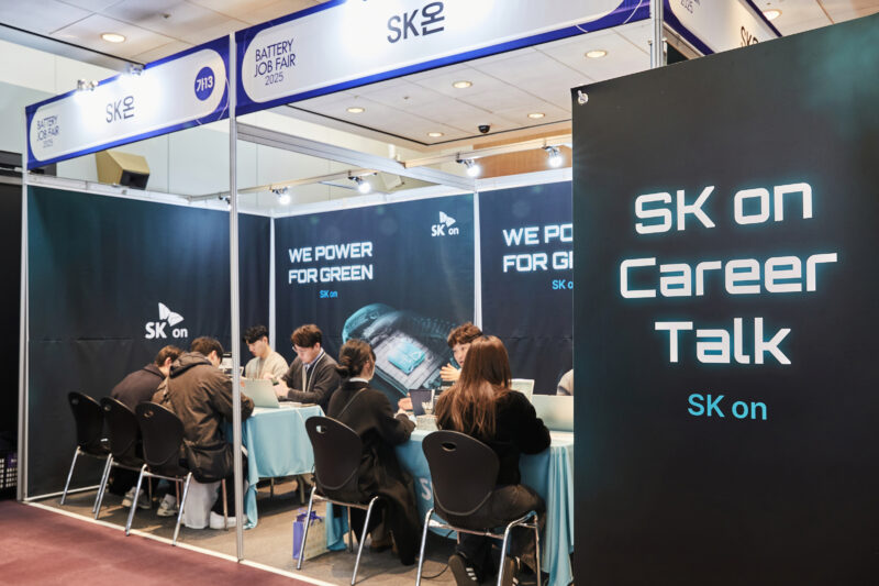 5일 오전 서울 강남구 코엑스에서 열린 ‘배터리 잡페어’ 행사에 마련된 SK온 ‘커리어 톡’ 부스에서 취업준비생들이 상담을 받고 있다.