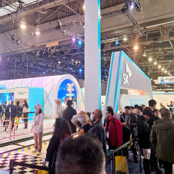 트레인 어드벤처를 탑승하기 위해 줄을 선 관람객들