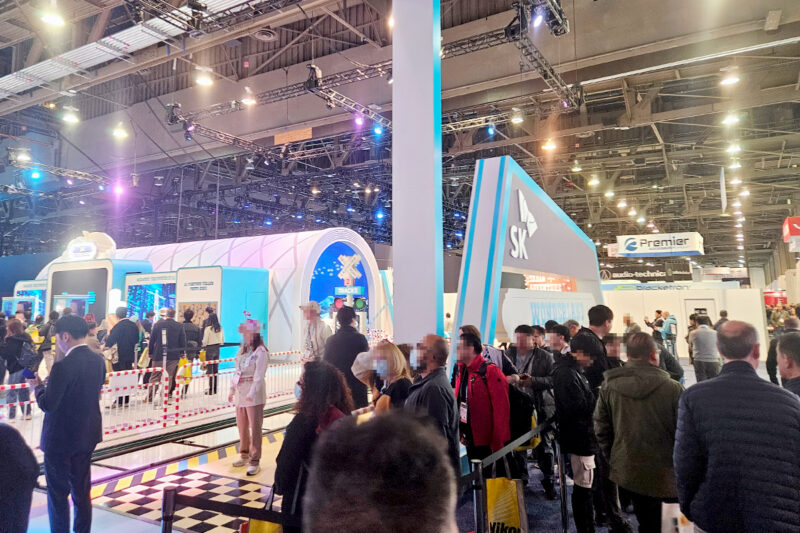 트레인 어드벤처를 탑승하기 위해 줄을 선 관람객들