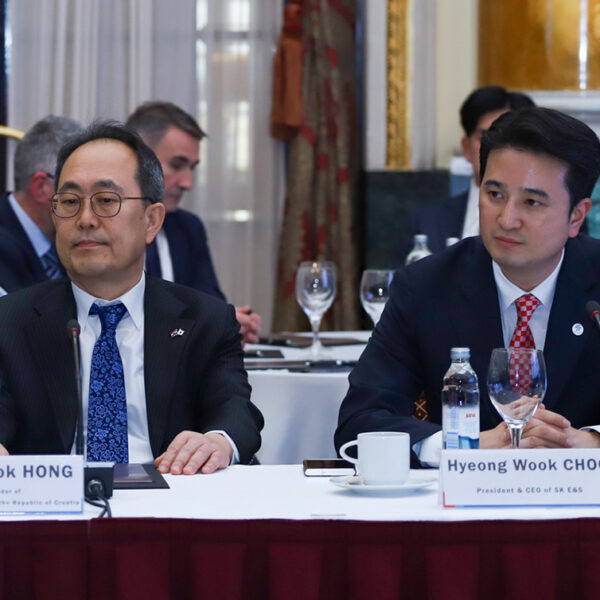 추형욱 SK E&S 대표이사 사장(오른쪽), 홍성욱 주 크로아티아 대사(왼쪽)가 16일 크로아티아 현지에서 ‘한-크로아티아 비즈니스라운드테이블’에 참석해 크로아티아 경제계의 부산엑스포 지지를 요청했다.