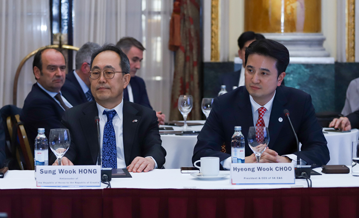 추형욱 SK E&S 대표이사 사장(오른쪽), 홍성욱 주 크로아티아 대사(왼쪽)가 16일 크로아티아 현지에서 ‘한-크로아티아 비즈니스라운드테이블’에 참석해 크로아티아 경제계의 부산엑스포 지지를 요청했다.