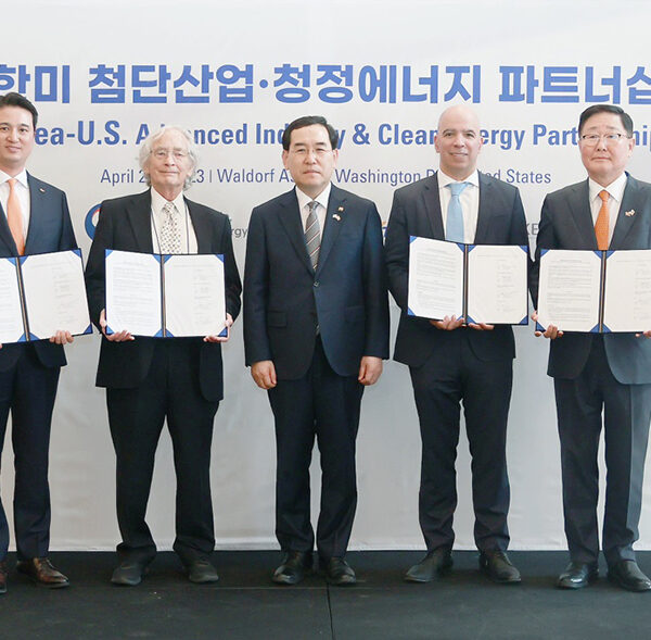 추형욱 SK E&S 대표이사 사장, 조지 맥나미 플러그파워 이사회 의장, 이창양 산업통상자원부 장관, 로저 마르텔라 GE CSO(최고지속경영책임자), 조석 HD현대일렉트릭 사장이(왼쪽부터) 25일(현지시간) 미국 워싱턴 D.C. 월도프 아스토리아(Waldorf Astoria) 호텔에서 열린 ‘한미 첨단산업·청정에너지 파트너십’ 행사에서 기념촬영을 하고 있다.