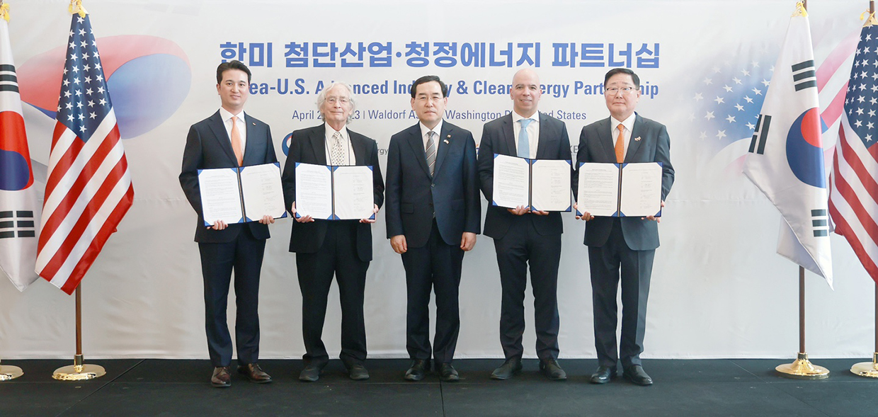 <사진> 추형욱 SK E&S 대표이사 사장, 조지 맥나미 플러그파워 이사회 의장, 이창양 산업통상자원부 장관, 로저 마르텔라 GE CSO(최고지속경영책임자), 조석 HD현대일렉트릭 사장이(왼쪽부터) 25일(현지시간) 미국 워싱턴 D.C. 월도프 아스토리아(Waldorf Astoria) 호텔에서 열린 ‘한미 첨단산업·청정에너지 파트너십’ 행사에서 기념촬영을 하고 있다.