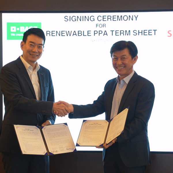 지난달 18일 서울 종로구 SK서린빌딩에서 SK E&S 임시종 사업총괄(오른쪽), 한국바스프 송준 대표이사(왼쪽)가 거래협정서 체결 후 기념사진을 촬영하고 있다.