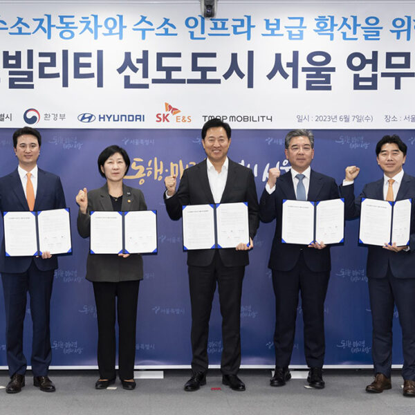 추형욱 SK E&S 대표이사 사장, 한화진 환경부 장관, 오세훈 서울시장, 장재훈 현대자동차 대표이사 사장, 이종호 티맵모빌리티 대표이사가 7일 서울 중구 서울시청에서 열린 ‘수소모빌리티 선도도시 서울 업무협약식’에 참석해 기념촬영을 하고 있다.