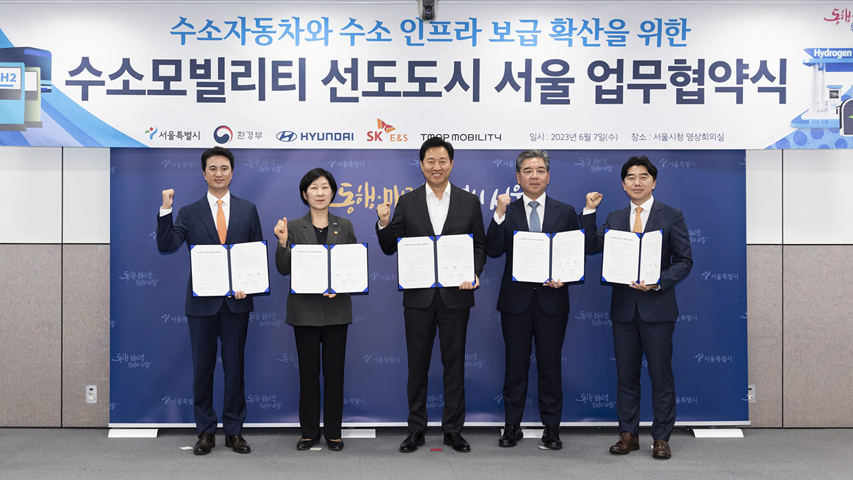 <사진1> 추형욱 SK E&S 대표이사 사장, 한화진 환경부 장관, 오세훈 서울시장, 장재훈 현대자동차 대표이사 사장, 이종호 티맵모빌리티 대표이사가 7일 서울 중구 서울시청에서 열린 ‘수소모빌리티 선도도시 서울 업무협약식’에 참석해 기념촬영을 하고 있다.
