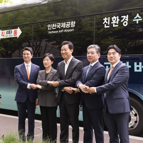 추형욱 SK E&S 대표이사 사장, 한화진 환경부 장관, 오세훈 서울시장, 장재훈 현대자동차 대표이사 사장, 이종호 티맵모빌리티 대표이사가 7일 서울 중구 서울시청에서 열린 ‘수소모빌리티 선도도시 서울 업무협약식’에서 수소 공항버스 시승 전 기념촬영을 하고 있다.