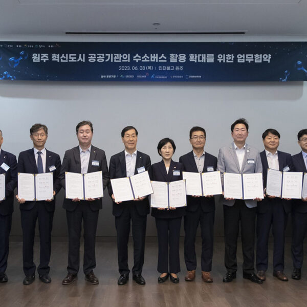 (왼쪽부터)김선옥 국민건강보험공단 징수상임이사, 오수석 건강보험심사평가원 기획상임이사, 남상용 한국광해광업공단 경영관리본부장, 송형근 국립공원공단 이사장, 김장실 한국관광공사 사장, 한화진 환경부장관, 정광열 강원도 경제부지사, 원강수 원주시장, 유원하 현대차 국내사업본부장, 권형균 SK E&S 수소부문장, 김광선 강원도전세버스운송사업조합 상무가 8일 원주 인터불고 호텔에서 열린 ‘원주혁신도시 입주 공공기관의 수소버스 전환·활용을 위한 업무협약’에 참석해 기념촬영을 하고 있다.