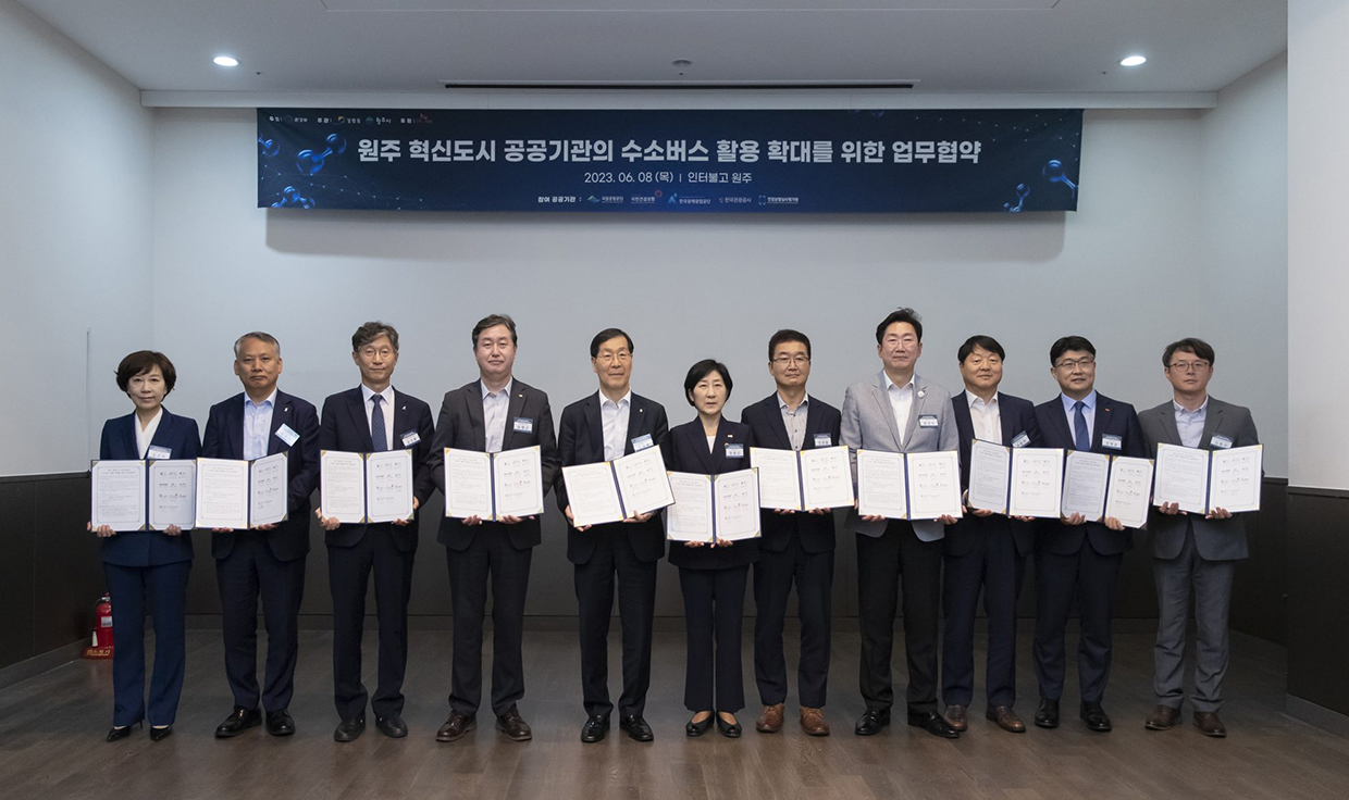 <사진> (왼쪽부터)김선옥 국민건강보험공단 징수상임이사, 오수석 건강보험심사평가원 기획상임이사, 남상용 한국광해광업공단 경영관리본부장, 송형근 국립공원공단 이사장, 김장실 한국관광공사 사장, 한화진 환경부장관, 정광열 강원도 경제부지사, 원강수 원주시장, 유원하 현대차 국내사업본부장, 권형균 SK E&S 수소부문장, 김광선 강원도전세버스운송사업조합 상무가 8일 원주 인터불고 호텔에서 열린 ‘원주혁신도시 입주 공공기관의 수소버스 전환·활용을 위한 업무협약’에 참석해 기념촬영을 하고 있다.