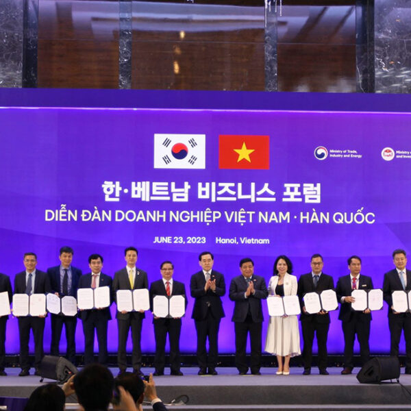 추형욱 SK E&S 대표이사 사장(왼쪽 7번째)이 23일(현지시간) 베트남 하노이 JW메리어트호텔에서 열린 ‘한-베트남 비즈니스 포럼 양해각서(MOU) 체결식’에 참석해 이창양 산업통상자원부 장관 및 현지 정부 기관·기업 관계자들과 포즈를 취하고 있다.