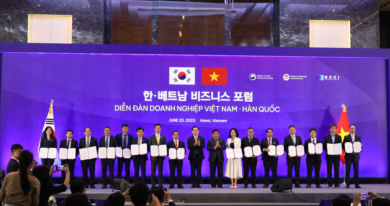 <사진> 추형욱 SK E&S 대표이사 사장(왼쪽 7번째)이 23일(현지시간) 베트남 하노이 JW메리어트호텔에서 열린 ‘한-베트남 비즈니스 포럼 양해각서(MOU) 체결식’에 참석해 이창양 산업통상자원부 장관 및 현지 정부 기관·기업 관계자들과 포즈를 취하고 있다.