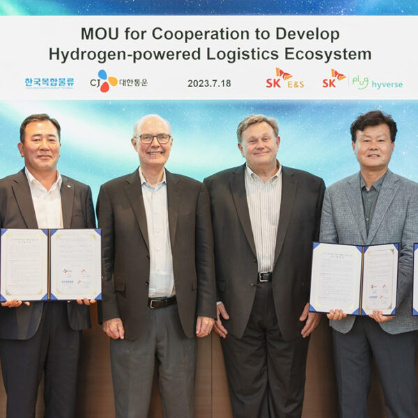 (왼쪽부터) 기송 한국복합물류 대표이사, 최갑주 CJ대한통운 P&D그룹장, 앤디 마시(Andy Marsh) 플러그파워 CEO(최고경영자), 키스 슈미드(Keith Schmid) 플러그파워 수석부사장, 이황균 SK플러그하이버스 대표이사, 권형균 SK E&S 수소부문장(부사장)이 18일 서울 종로구 SK서린빌딩에서 ‘수소 기반 친환경 물류 생태계 조성을 위한 업무협약’을 체결한 뒤 기념사진을 촬영하고 있다.